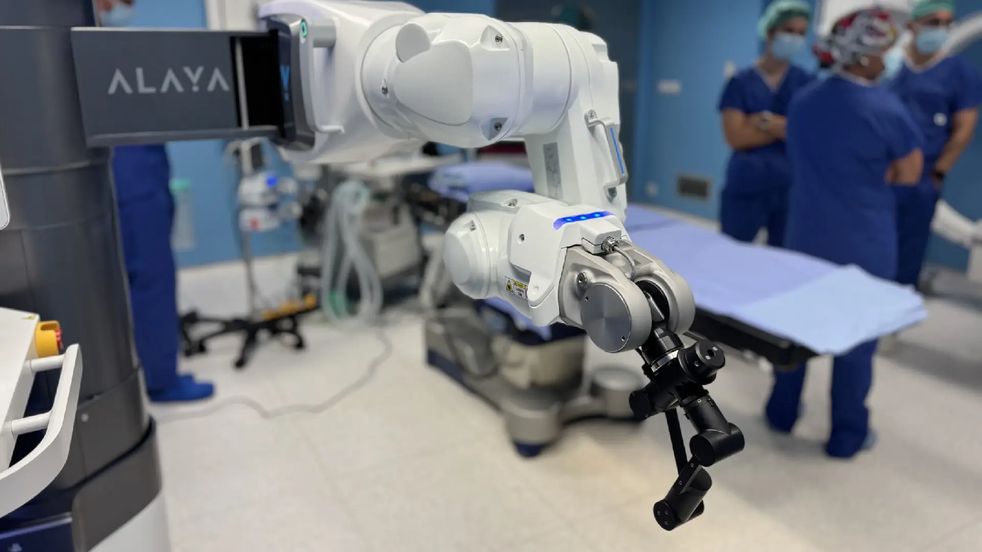 Robot ALAYA de Cyber Surgery · Robot ALAYA desplegado en quirófano durante una cirugía de fusión vertebral.